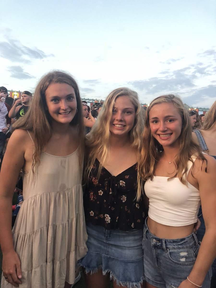 WhitneyWells21's tweet photo. HAPPY BIRTHDAY SUGAR!!!!! I LOVE U SO SO SO SO MUCH💗💗 have the BEST day ever and we need to hang out soon:)))))) @EllieHellmann https://t.co/bBEjmShd3J