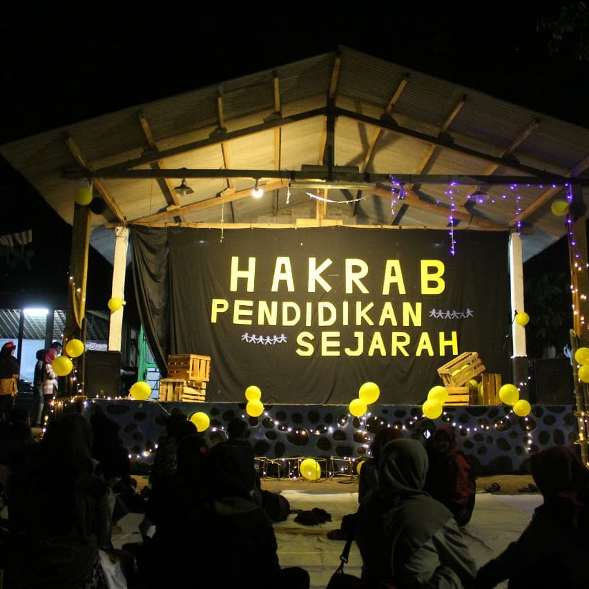HMPS_UNY's tweet photo. [DOKUMENTASI HAKRAB PENDIDIKAN SEJARAH 2018]

Pada Senin-Selasa (27-28 Agustus 2018) dilaksanakan Hari Keakraban Pendidikan Sejarah 2018 yang bertempat di desa wisata Pentingsari, Yogyakarta dengan tema "Guyub Rukun Bareng Sedulur"
#HMPS2018 #VIVAHISTORIA #BersatuMenginspirasi https://t.co/hnfDK4qc2g