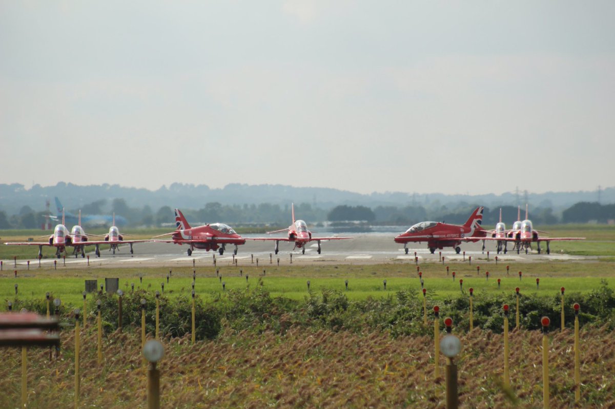 simonblissett's tweet photo. @RAFRed1 @RAFRed5 @MikeLingPilot @rafredarrows  great infinity break returning from @BmthAirFest . Nice of the team to wait for the Boss too https://t.co/BHkUb1r7pc