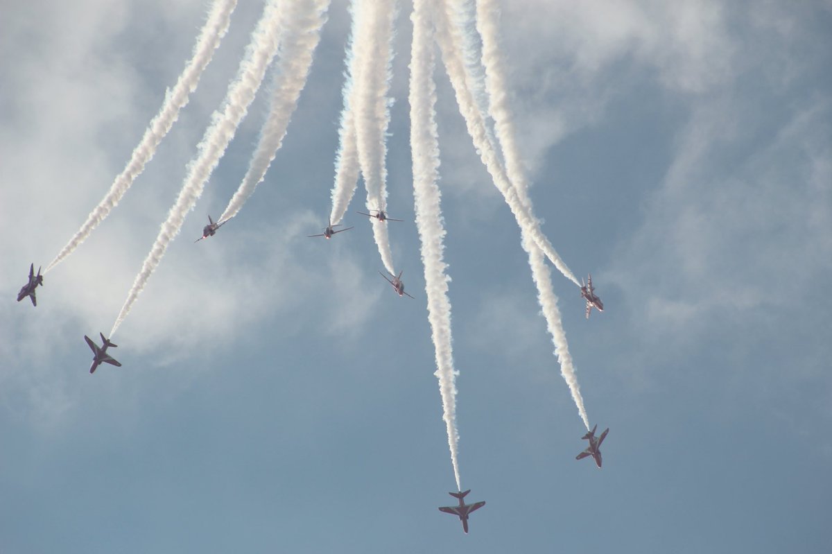 simonblissett's tweet photo. @RAFRed1 @RAFRed5 @MikeLingPilot @rafredarrows  great infinity break returning from @BmthAirFest . Nice of the team to wait for the Boss too https://t.co/BHkUb1r7pc