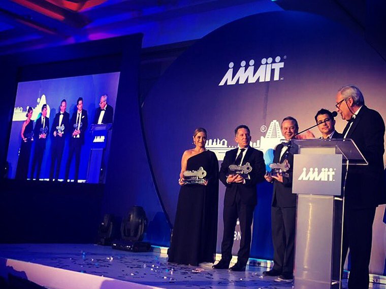Cancunissimo1's tweet photo. Premian a Marcos Constandse con #LlavesdelProgreso
En el foro @ABASTUR en la #CDMX, reconocieron su trabajo en el @hotelxcaretmx 🏨 #DestinoXcaret #CaribeMexicano. @AnitaHernandez_ 🌊 #AMAIT #Abastur 🏖️ ¡Felicidades!👏. Conoce otros premiados ▶️https://t.co/OVy2WIu7To https://t.co/GJdaZjwPwr