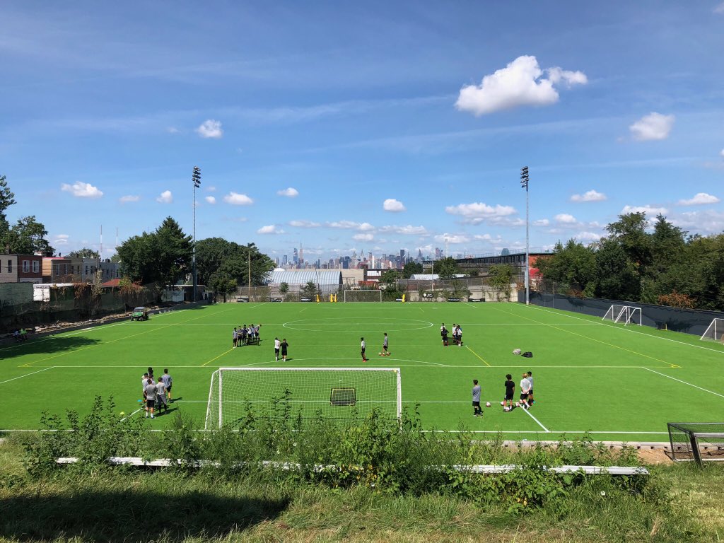 Met_Oval's tweet image. #MetOval has installed the first of its kind field surface in the northeast! #PurePlay is a new, healthy type of professional grade surface without infill that plays like grass. Check out a before and after photo.