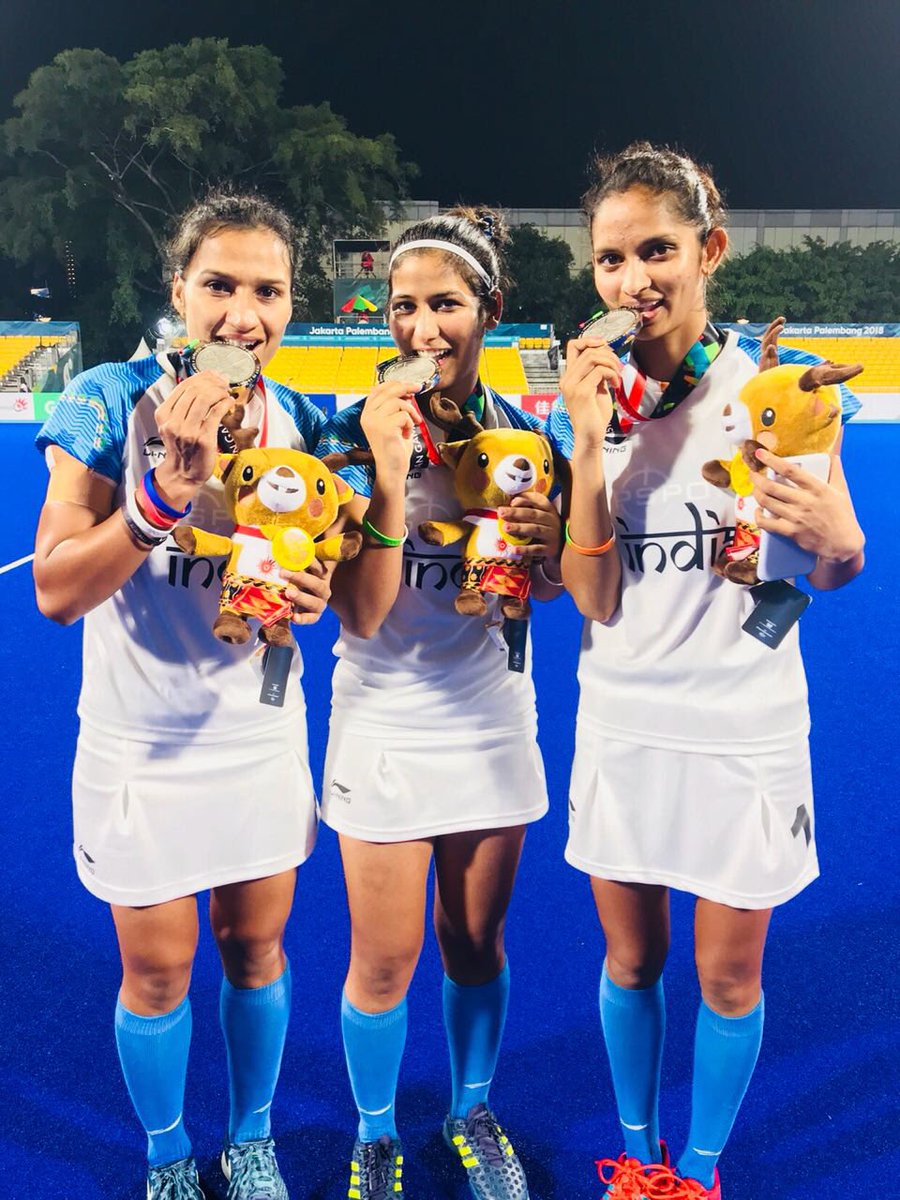 Tried hard to win gold medal but missed it. Still we worked hard &amp; won silver medal for our country #AsianGames. Thanks to our coaches, support staff who have worked really hard with team. Also, special thanks to <a href="/hockeyindia/">Srikanth</a>, government, family, friends &amp; fans for their support.