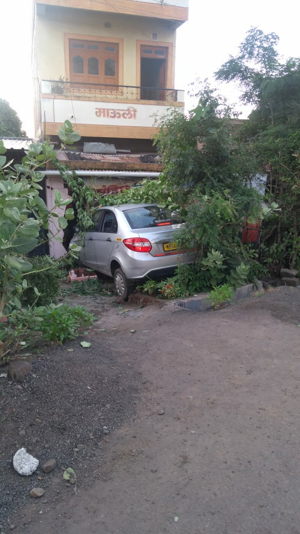 Satish_Kaphare's tweet photo. रस्ते बनवविताना थोडातरी विचार करायला हवा...धोकादायक वळण लक्षात घेऊन सुरक्षा कठडे..तसेच बाजुला जिल्हा परिषद शाळा लक्षात घेऊन गतिरोधक उभारणे..धोकादायक फलक यापैकी काहीही नाही...परिणाम अपघात तर होणारच..
#PWD_Junnar @ChDadaPatil @supriya_sule https://t.co/bXL0vyM4x6