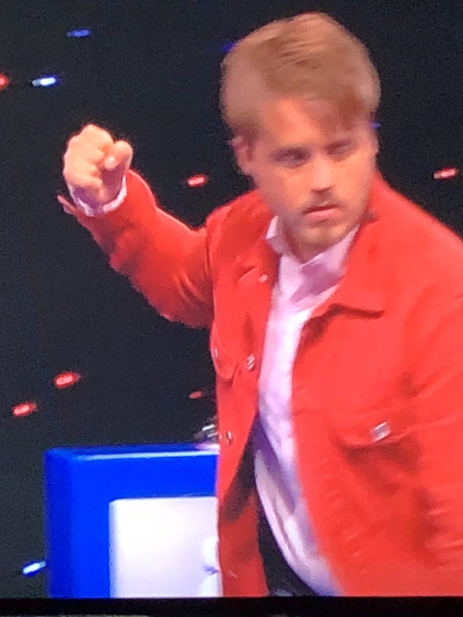 Når TV-en plutselig stopper når jeg ser Beat for Beat. Hva gjør Markus Neby her?
A: Hytter neven mot Ronny og Silje som ler av Markus 
B: Prøver å åpne en potetgullpose
C: Fremfører «Africa» av Toto