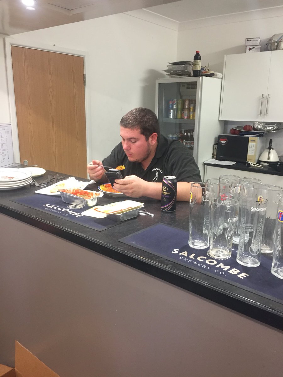 Ally_Ja44's tweet photo. @LittlehamptonCC... please consider the needs of your staff for future shifts... @AngmeringSC have fully looked after the barmen this evening! 😎 #Curry #ChickenTikka https://t.co/ZUCcxLxEKA
