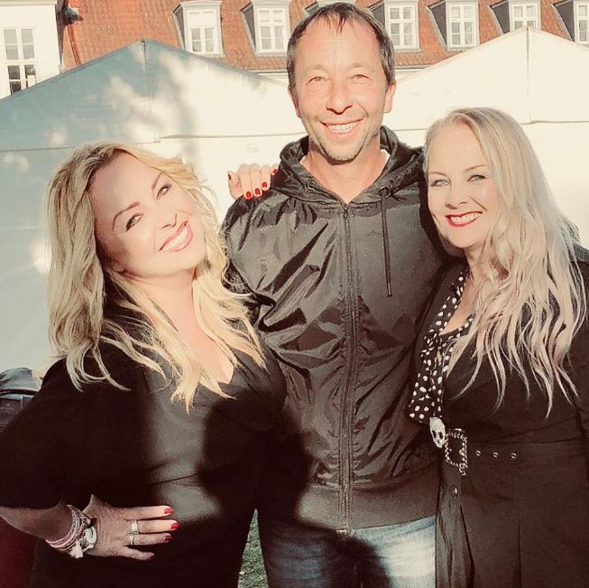 AninhahyDance's tweet image. Great photo!. 😍 The beautiful and talented ladies @meandmyofficial with @djbobo!. 😊❤️ Photo by Me &amp;amp; My's official fanpage!. 👏📸💕💕 #MeAndMy #DubIDub #DJBoBo #90s #Eurodance #Anos90 #Music #90sPower #Legends