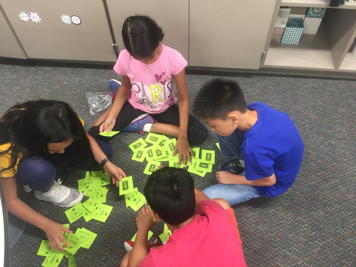 FourthFab's tweet photo. Working in cooperative groups to sort irregular past tense verbs #CSEfourthgrade https://t.co/A8TV0xQ3Jj