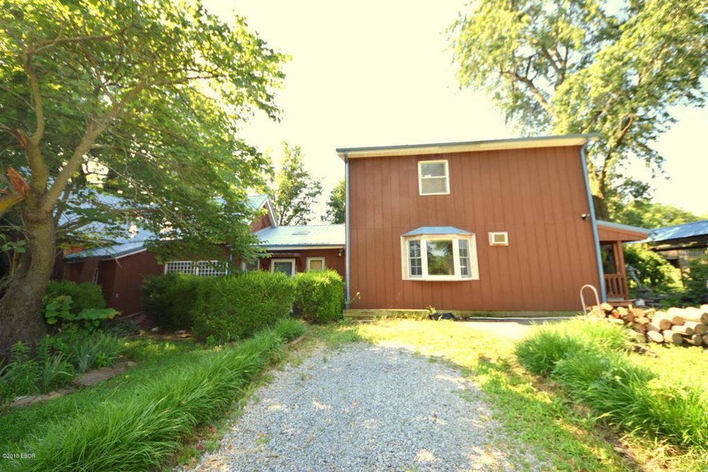 PropertyTLC's tweet photo. 1628 Clark Trail Herrin IL 62948
3 beds, 2.5 baths, and 3 acres!
Unique large home could be 4 or 5 bedrooms, metal roof, sunroom, and beautiful gardens!
#PropertyWithTLC | Managing Broker | Teresa Camarato | 618-988-1739 https://t.co/Fat7ckXZX2