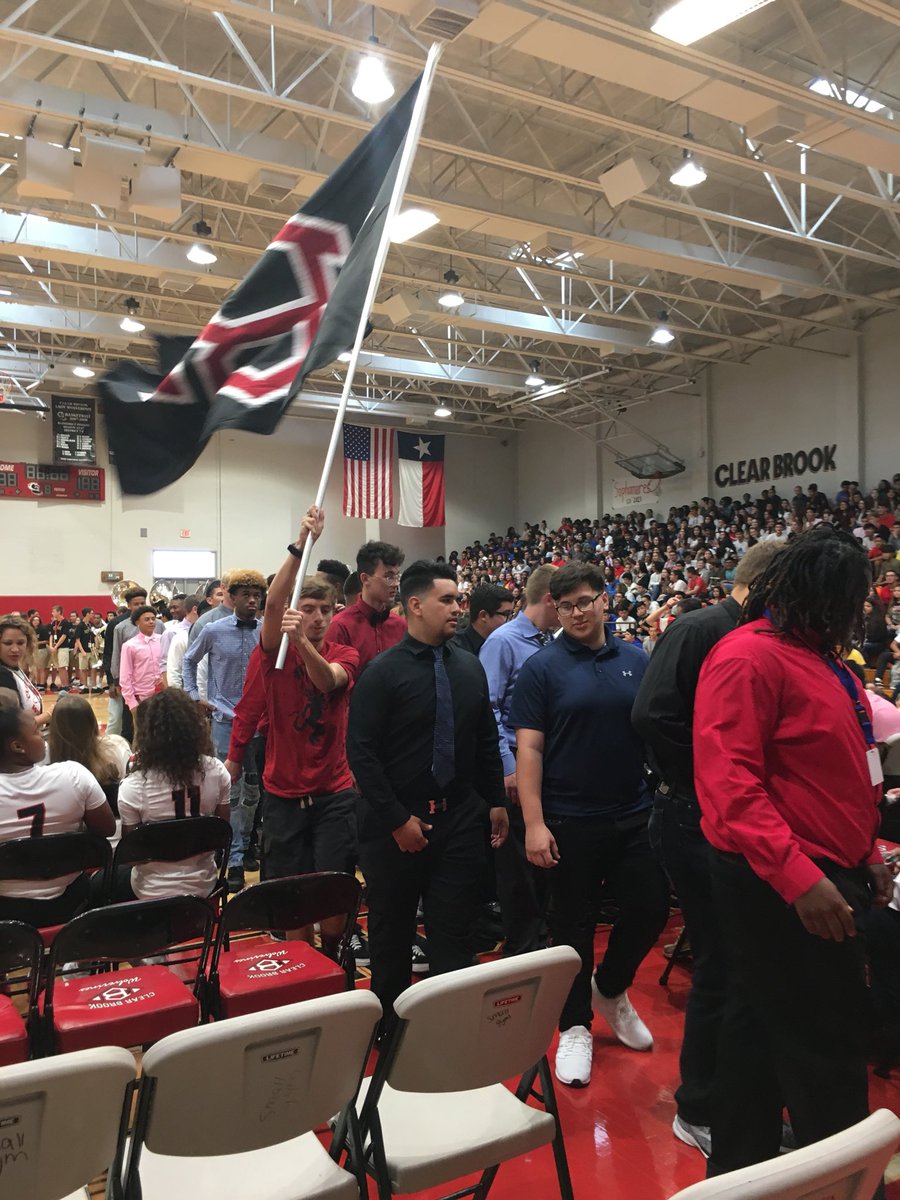 ClearBrookHS's tweet photo. Our first pep rally of the year &amp; the kids were pumped!! Seniors @cbhsclassof19 won the spirit contest &amp; our Senior Sweethearts did their big reveal! Looking for a WIN tonight against LaPorte! GO WOLVERINES!#WeAreClearBrook https://t.co/fMGc8nTaRr