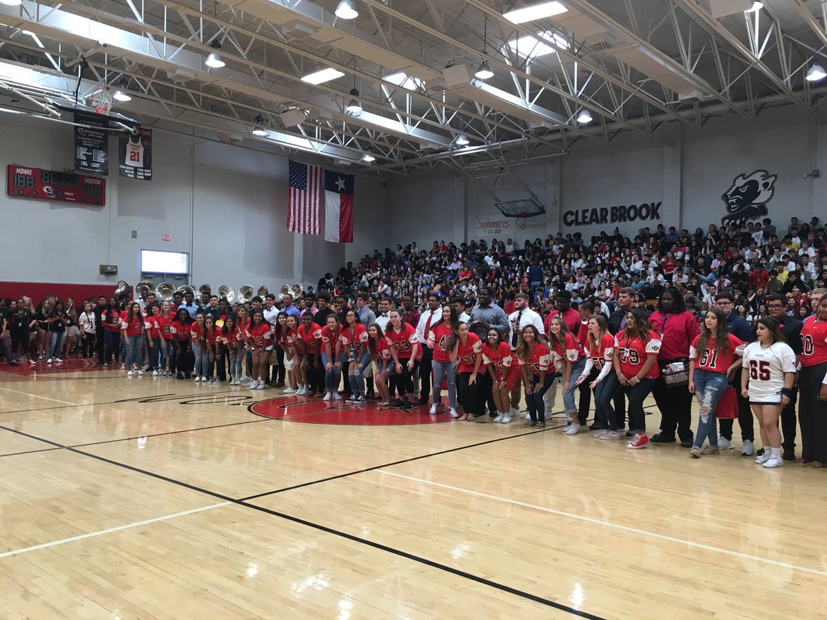 ClearBrookHS's tweet photo. Our first pep rally of the year &amp; the kids were pumped!! Seniors @cbhsclassof19 won the spirit contest &amp; our Senior Sweethearts did their big reveal! Looking for a WIN tonight against LaPorte! GO WOLVERINES!#WeAreClearBrook https://t.co/fMGc8nTaRr
