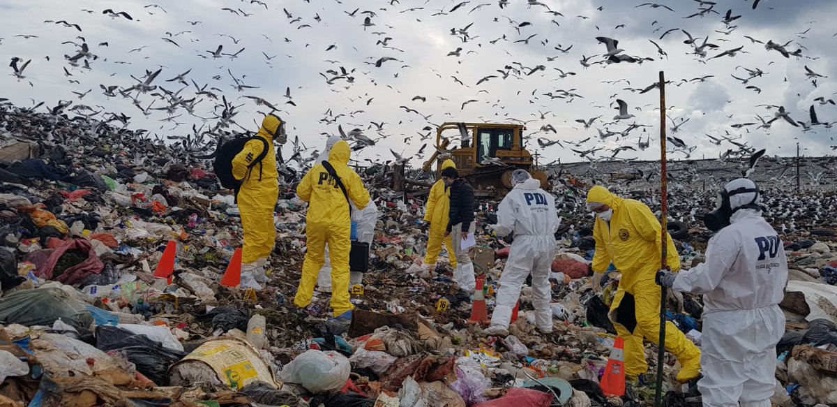 PDI_BIOBIO's tweet photo. #Detectives de la Brigada de Homicidios #Concepción con apoyo de distintas unidades de la @PDI_BIOBIO encontraron restos de mujer asesinada en #Coronel en rastreo efectuado en vertedero #Cosmito https://t.co/BsUKP7Yzu5