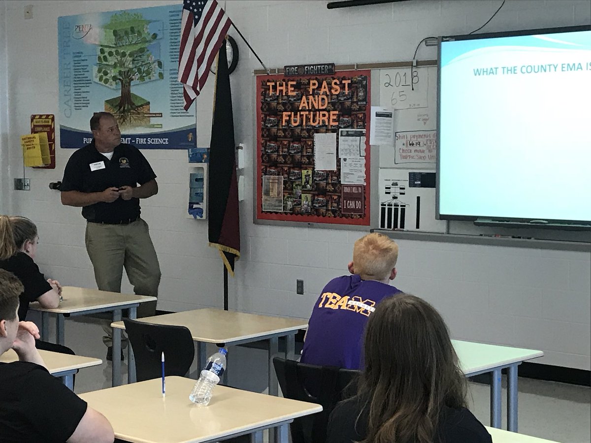 PentafireEMT's tweet photo. The junior students today got the opportunity to learn about the wood county EMA thank you to Brad Gilbert for explaining the EMA roll in the fire service. #competitiveadvantage #MyOhioClassroom #Pentacc https://t.co/yZxxQcWZKJ