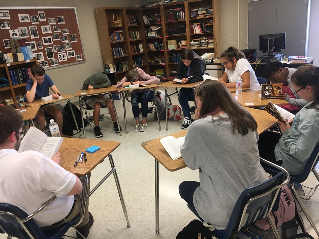suptbarbaree's tweet image. Our first Book Club day at the high school. It is so exciting to see our students and faculty interacting with each other... a lot of reading, discussing, and questioning. Looking forward to next Friday... #RISEArkansas #welovetoread #15pages #flexfriday #whatareyoureading