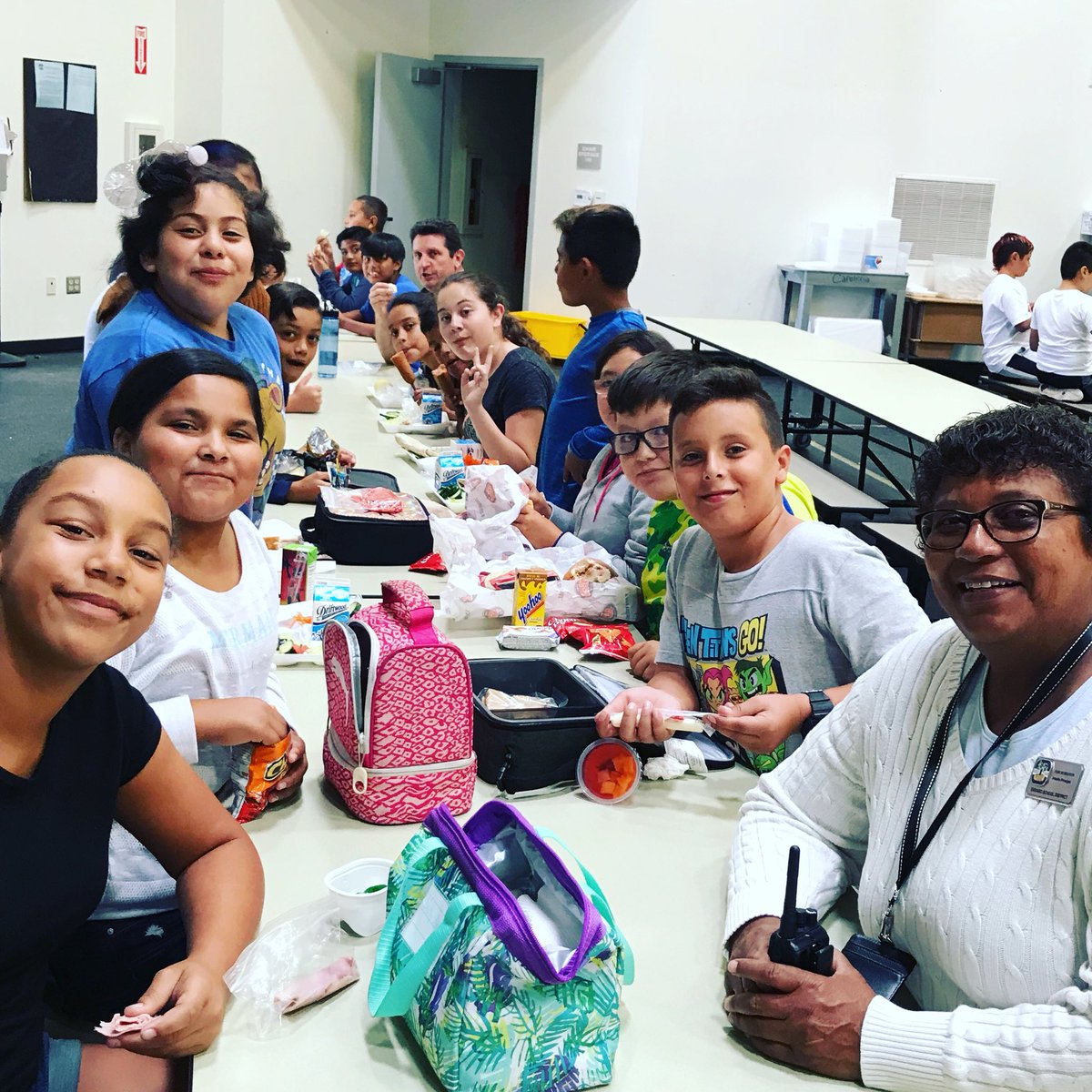 Ms. Mo and Mr. Hananel making connections with our kiddos during lunchtime this fun Friday! #OSDpride <a href="/OxnardSD/">OxnardSD</a> <a href="/Drmorales5600/">Dr. Cesar Morales</a>