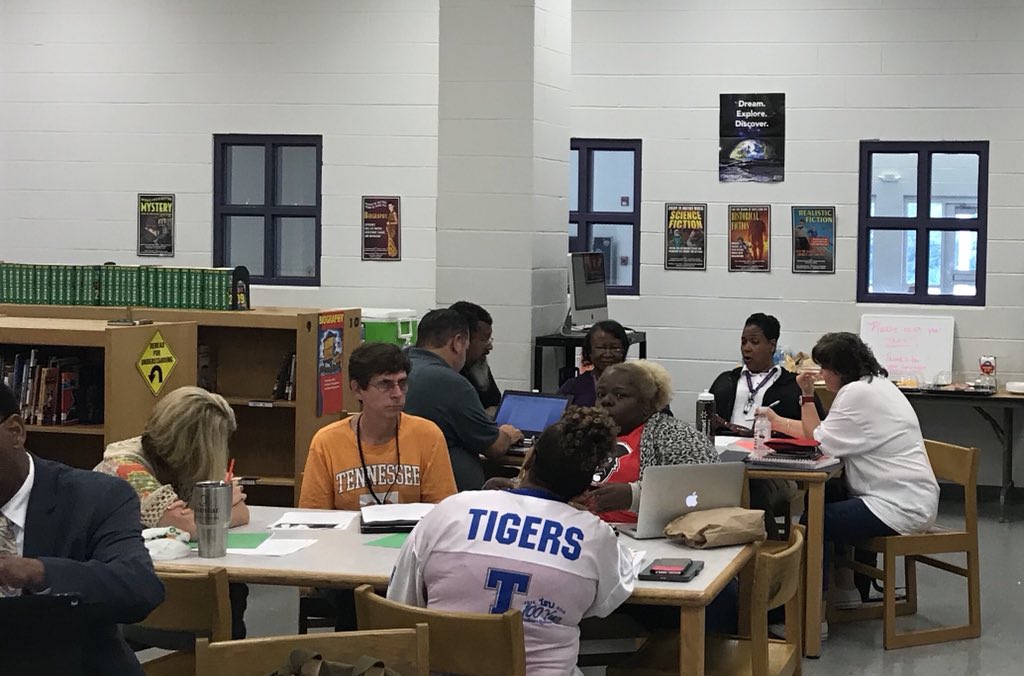 WestLionsFCPS's tweet image. Chief Chat session: Teachers giving feedback on the first weeks of school! #efficientoperation#collaboration @suptking