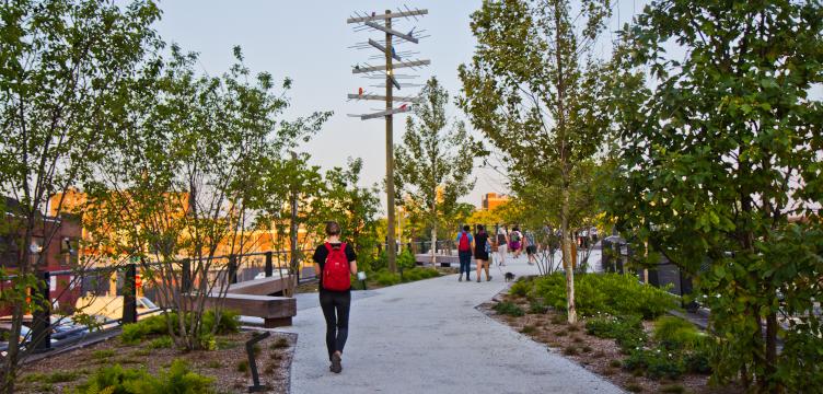 PlanPhilly's tweet photo. Holiday weekend slideshow: Walking the walk along Philly's new Rail Park. @KPaynter recaps Tuesday’s #happyhourlab https://t.co/qJ8vrDZF3c https://t.co/hEnKcrtMar