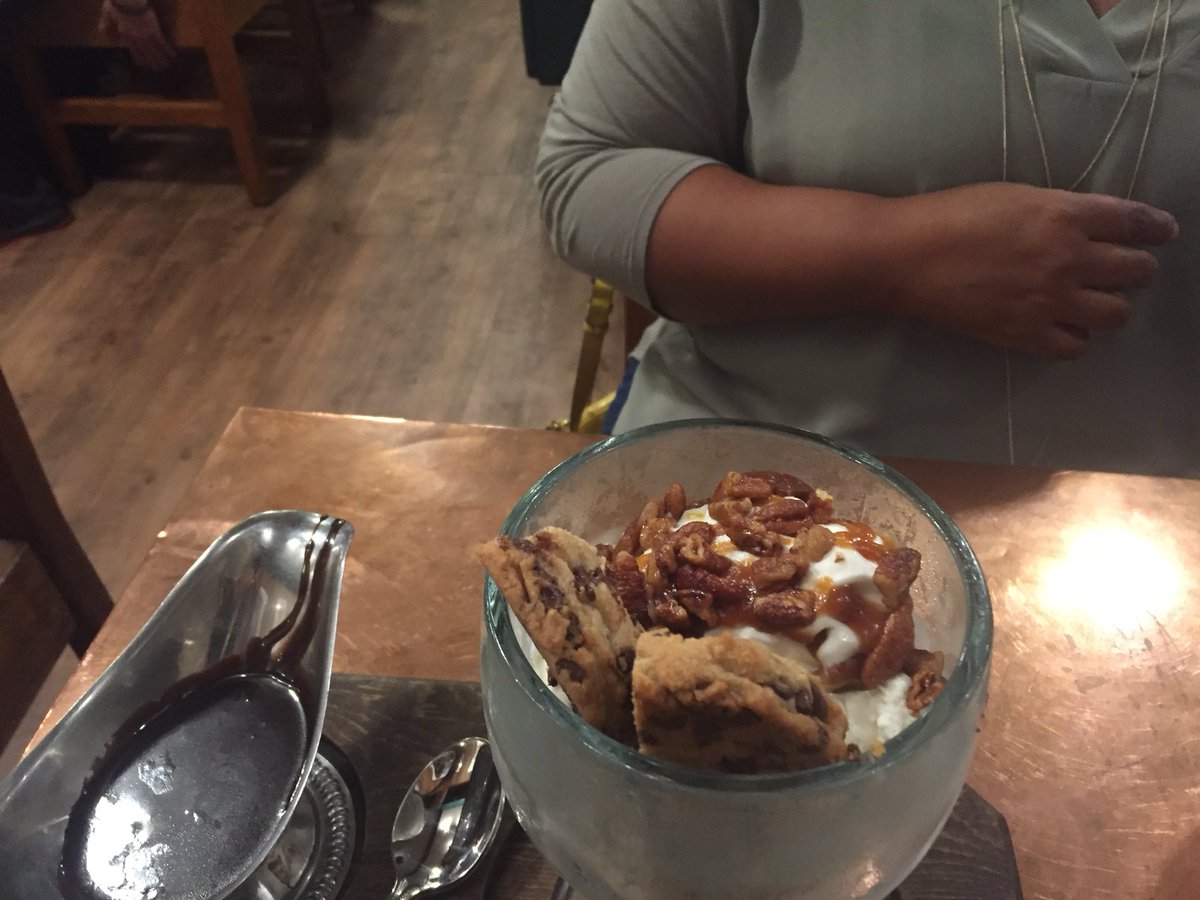 ThabitiAnyabwil's tweet photo. Wifey loading up on this dessert! That’s a *gravy boat* full of hot fudge! #SheGoinIn https://t.co/HiwzrTnucK