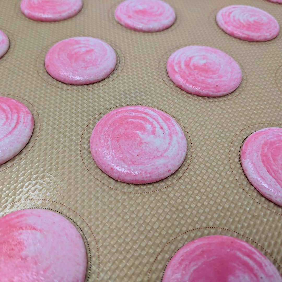 eryeh's tweet image. It's my last week at work and I:
☑ finished the project I was working on
☑ made my last code commit
☑ brought in pretty pink swirly #macarons made at home for co-workers 😄