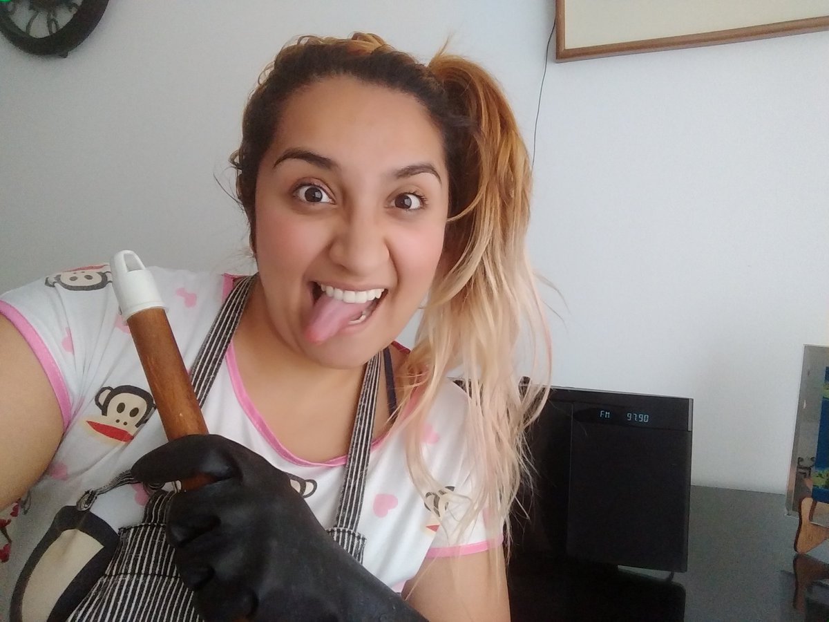 LLorelyAED's tweet photo. #DíaDeRockRadioacktiva
@CataBernal_ 
@Radioacktiva_ 
Poligamia
La Pestilencia
Superlitio
Don Tetto
The Mills
I.R.A
Quien dijo que los viernes no se pasan bien bueno haciendo oficio escuchando buena musica 🤘 https://t.co/n6zEjG1k6u