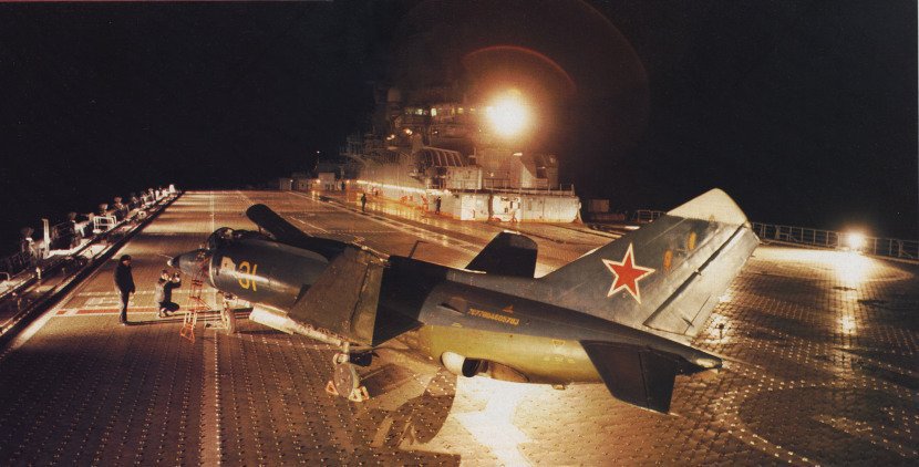 EiseleRon10374's tweet photo. Yakovlev Yak-38. The Soviet Naval Aviation's only operational VTOL strike fighter and operational   carrier-based fixed-wing aircraft. It was developed specifically for,   and served almost exclusively, on the Kiev-class aircraft carriers. https://t.co/hWhZTCs9PS