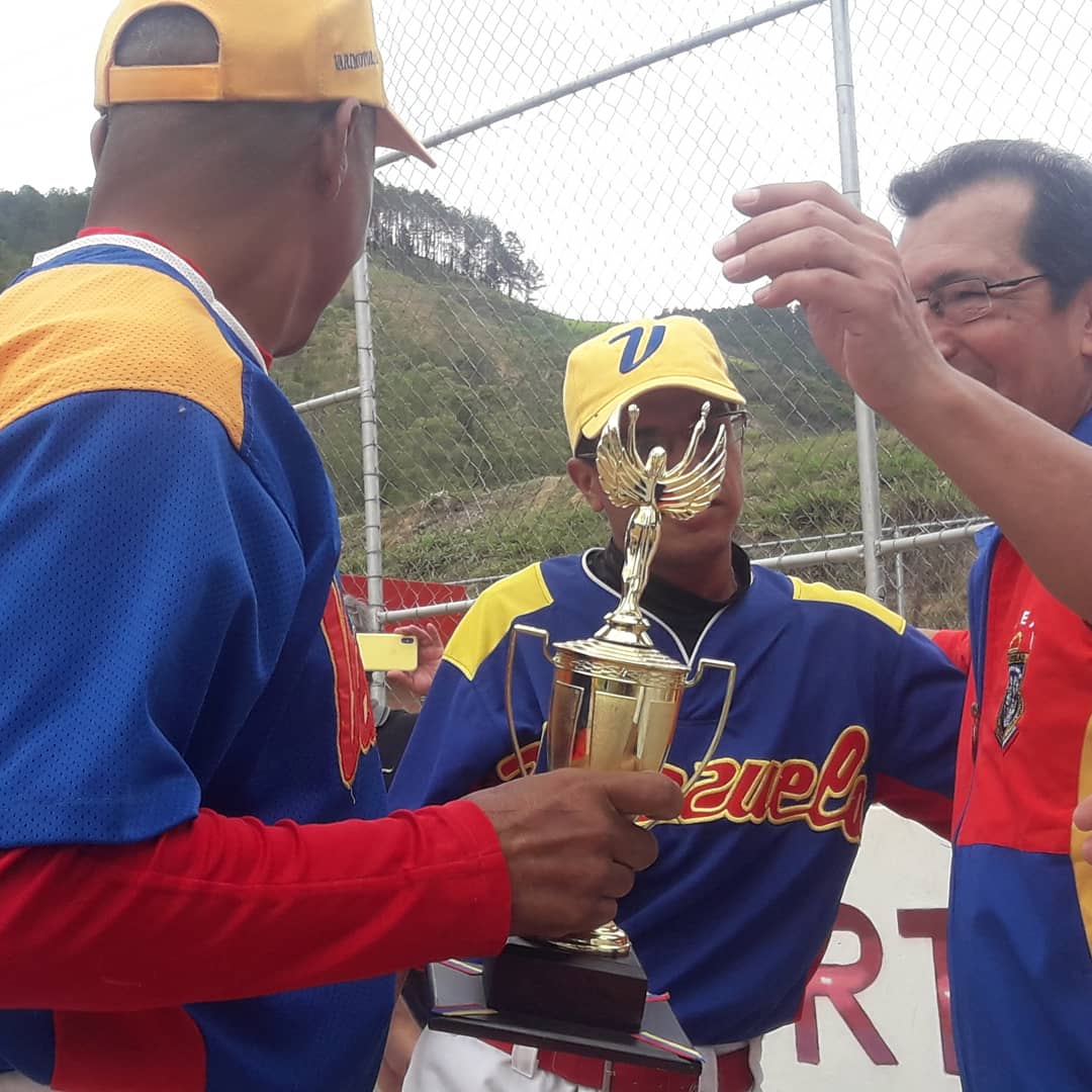 Adan_Coromoto's tweet photo. Entrega de trofeos a los "Bandidos de un solo brazo", campeones del primer torneo "El Arañero de Sabaneta". Felicidades por su gran triunfo. Juntos seguiremos venciendo! Con Chávez Siempre! #DesarrolloEconómico https://t.co/PGA0opi14G