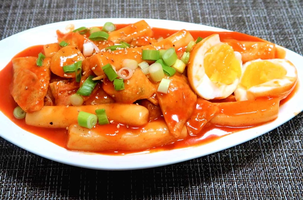 thachtruc's tweet photo. #FeedYourSoul_August 🍴
The one dish that I would never get sick of: 떡볶이 💖
It's just so good, but probably also bc I love spicy food! This is perfect for me anytime in the day. 😄
To be honest, 한식 has always had a special place in my heart ever since my first trip to Korea. https://t.co/59SWCYTxgf