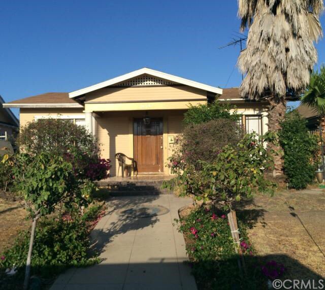 BEFORE & AFTER: Curb Appeal. #rehab #fixandflip #frontyardgarden #homecolors #curbappeal