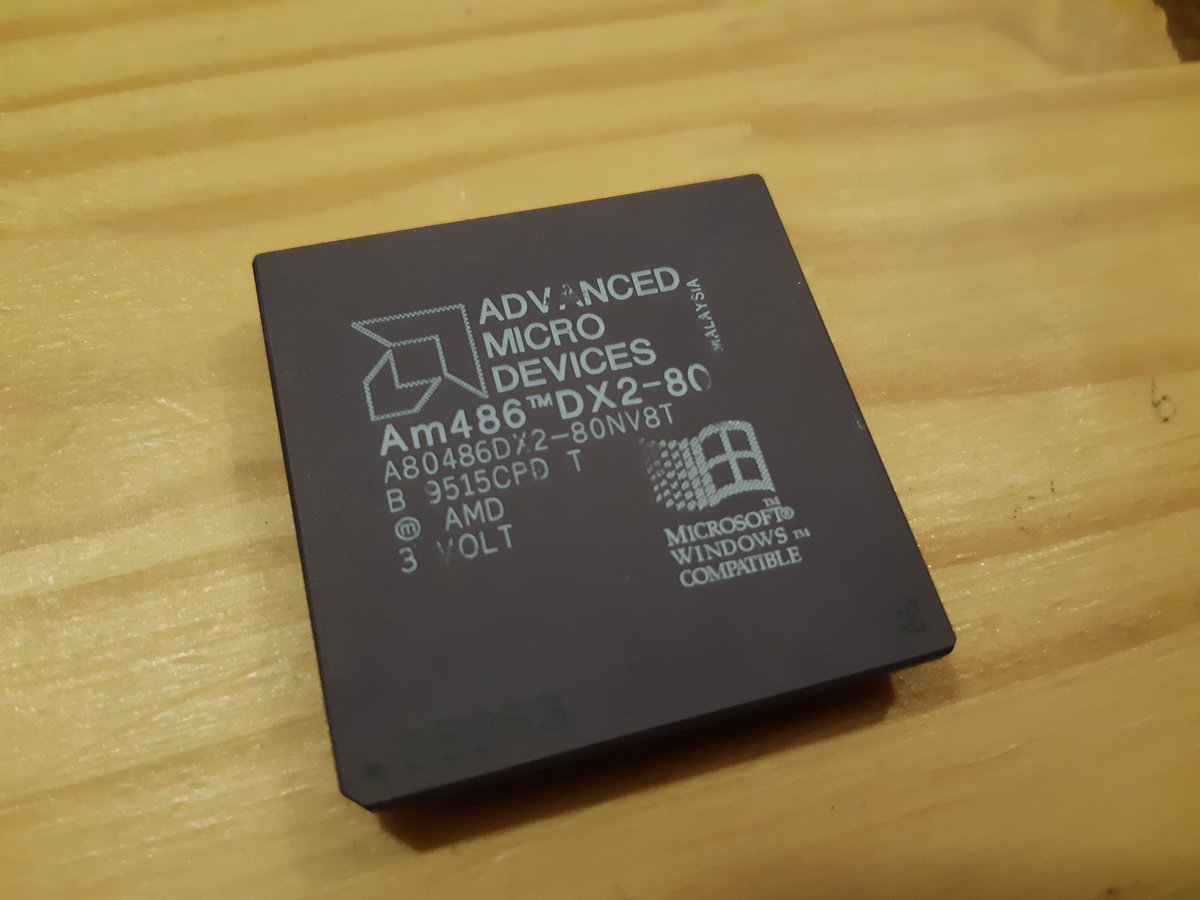 Seb_NXi's tweet photo. A l'époque @AMD_France faisait des processeurs "compatible Windows", ça veut dire que ce n'est plus le cas aujourd'hui :o #OuiCaVa #JeRange https://t.co/XVHLP7Kws0