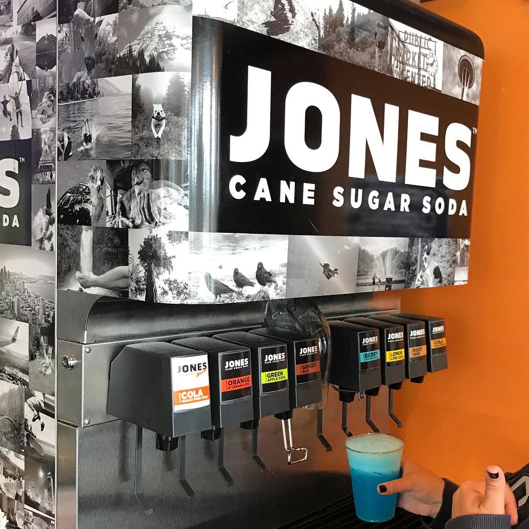 jonessodaco's tweet photo. Better 👏 burgers 👏 deserve 👏 better 👏 beverages! 👏 Tag a nom spot that needs a Jones fountain, we're all about making dreams come true! 

📷 @chrismattyb 

#endlessjones #jonessoda #craftsoda #craftnotcrap #jonesontap #jonesfountain #changeyourcola #bigsodasucks https://t.co/RU6bQfEd7T