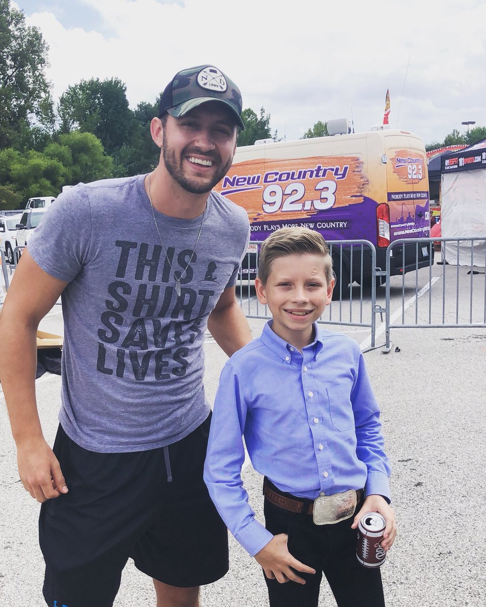 Just a couple of small town Illinois boys hanging before our show tonight.. Good to meet ya <a href="/masonramsey/">Mason Ramsey</a>!