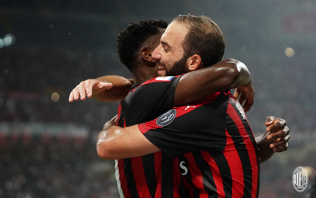 acmilan's tweet photo. Who did you hug at the final whistle? 🤗
E voi chi avete abbracciato al fischio finale? 🤗
#MilanRoma #ANewMilan https://t.co/sGFiZ1fgFW