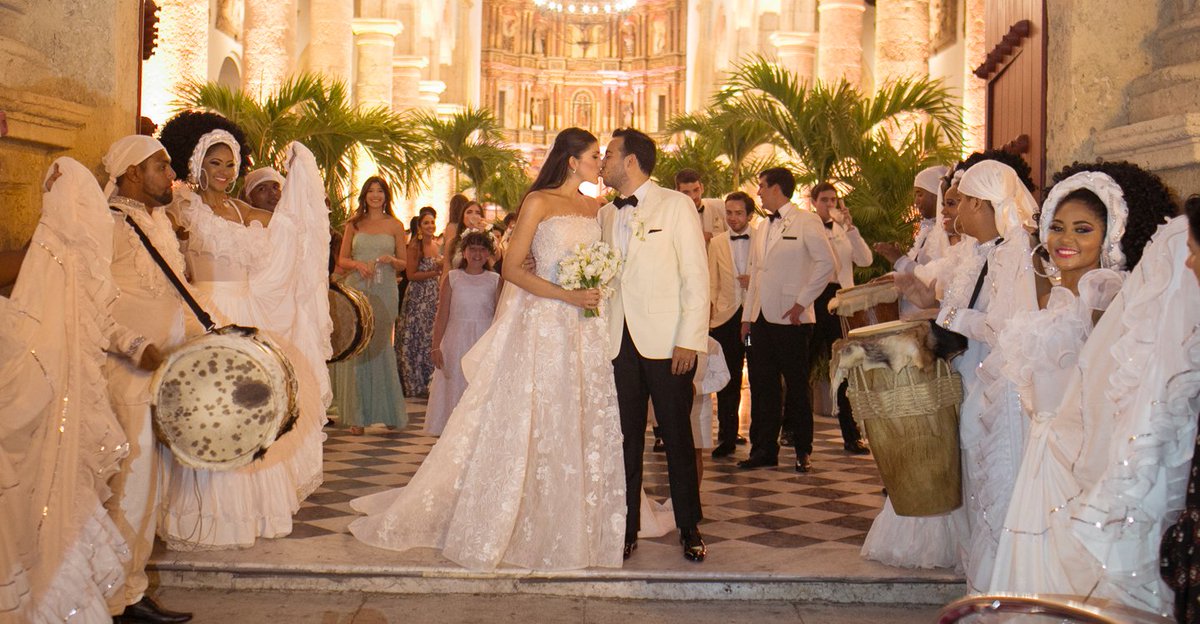 CARASColombia's tweet photo. #BackstageCARAS La joven pareja conformada por Laura Arciniegas Chaves y Sebastián Mora Montoya,  selló su amor en la catedral de Santa Catalina de Alejandría en Cartagena y celebró con sus invitados en casa 1537. --> https://t.co/VRG9TnDlqH https://t.co/BIZjWYciYI