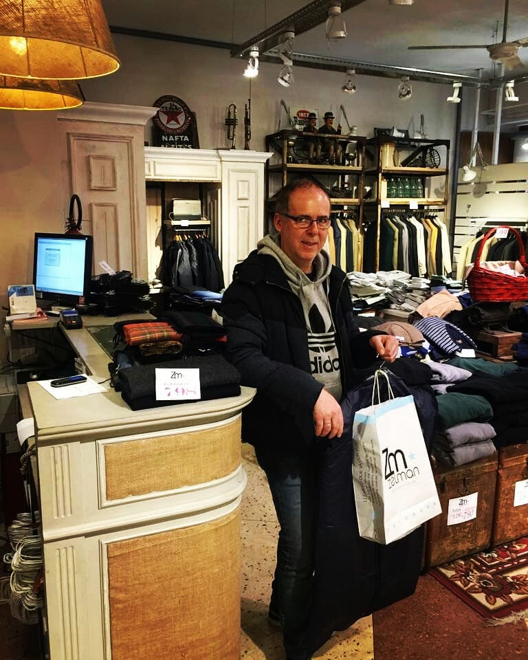 losvinagres1410's tweet photo. Pepi ya pasó por @JulioZelman y eligió su #outfit para la ceremonia de los #premiosiris2018!! 🙌👏
 Mañana nos sorprenderá con su look...? 💯😎👍 

#PremiosIris #JulioZelman #Ceremonia #Abrepalabra #Oceanofm https://t.co/I3fJvWtW0K