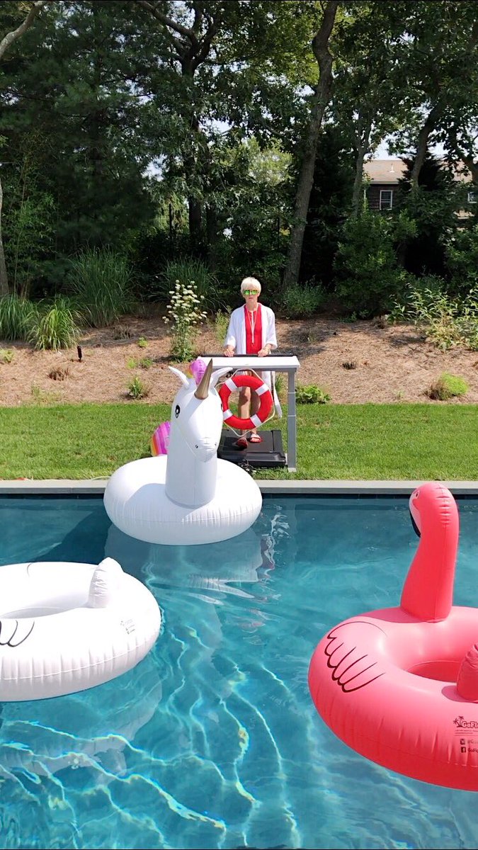 JoannaColes's tweet photo. Back at my desk on lifeguard duties #whistle #treadmilldesklife #poolboss @LifeSpanFitness https://t.co/tc8illFfRp