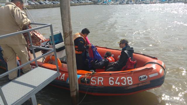 PrefecturaNaval's tweet photo. Rescatamos a tres navegantes en #Olivos #BuenosAires luego de que su embarcación se hundiera en el #RiodelaPLata. #rescate https://t.co/hSQWmgKZ6m https://t.co/uoEKKwlqDd