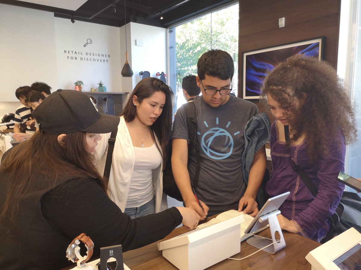 r2rambalk's tweet photo. TechPanthers visiting b8ta, a store with the last inventions of Silicon Valley startups. #DevConfSF https://t.co/RffsR9F3xZ
