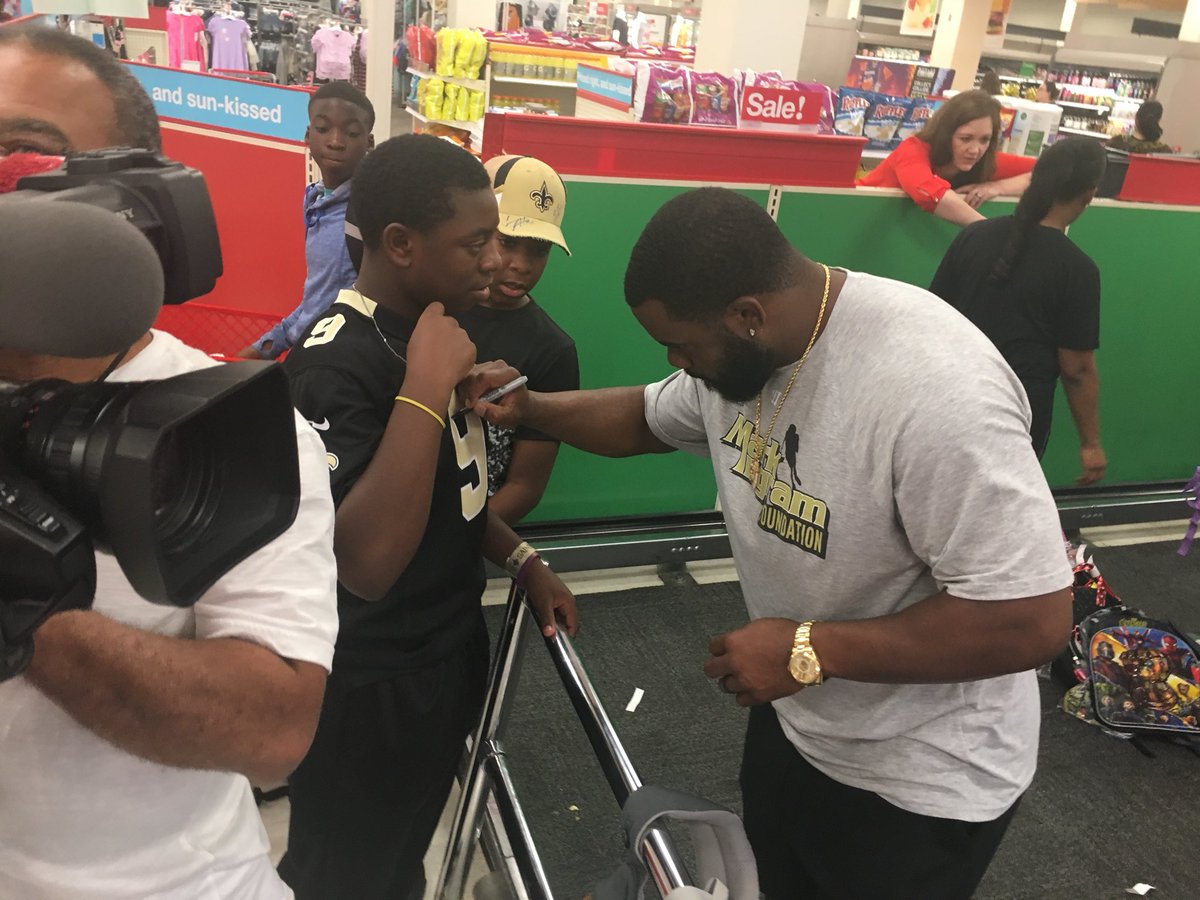 Amos_MoraleIII's tweet photo. Mark Ingram (@MarkIngram22) signs autographs at his & @T_Armstead72โs back to school giveaway https://t.co/eBp3KjNoNI