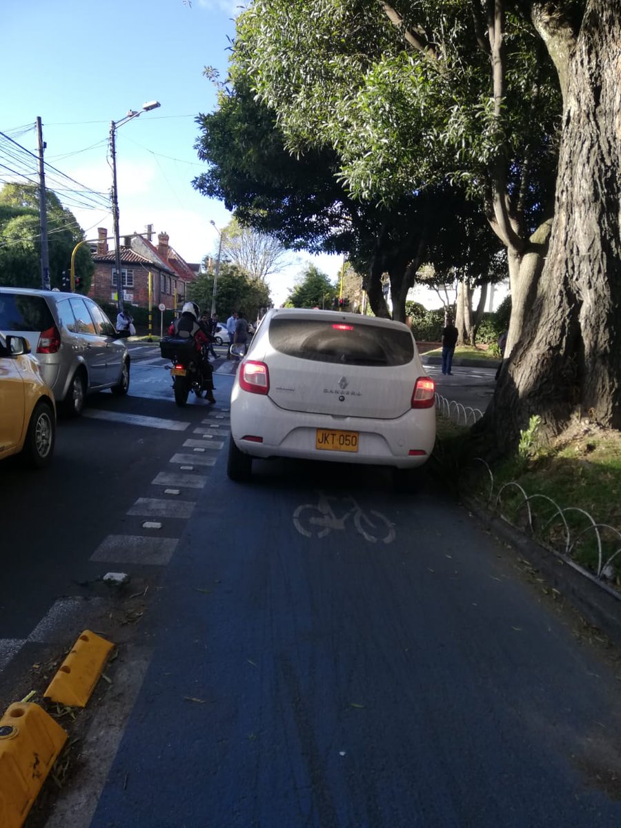 maikk94's tweet photo. Este conductor puso en peligro por casi 3 cuadras a varios biciusuarios que transitaban por el bicicarril de la cr 16 entre calles 37 y 40! No permitamos más agreciones y abusos. @aceromora @Bocarejo_JP @MesaBiciBog @SectorMovilidad @Gardonpablo @TransitoPolicia @alejandromayam https://t.co/uT2iiMioBU