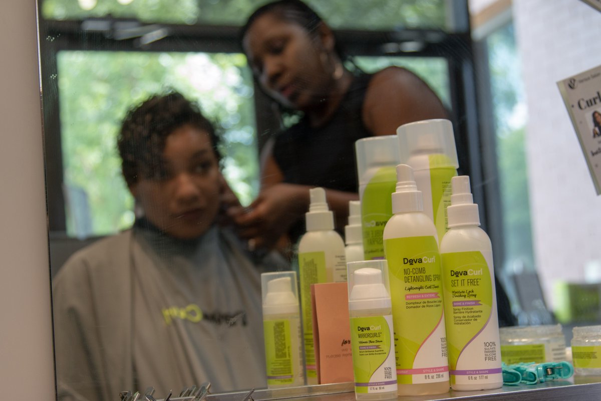 VersusSalon's tweet image. Do you want to learn how to care for your curls? Come to our #CurlsNightOut next month with @DevaCurl where we&apos;ll be discussing our #CurlyHair secrets! Tickets available at buff.ly/2nIk38w