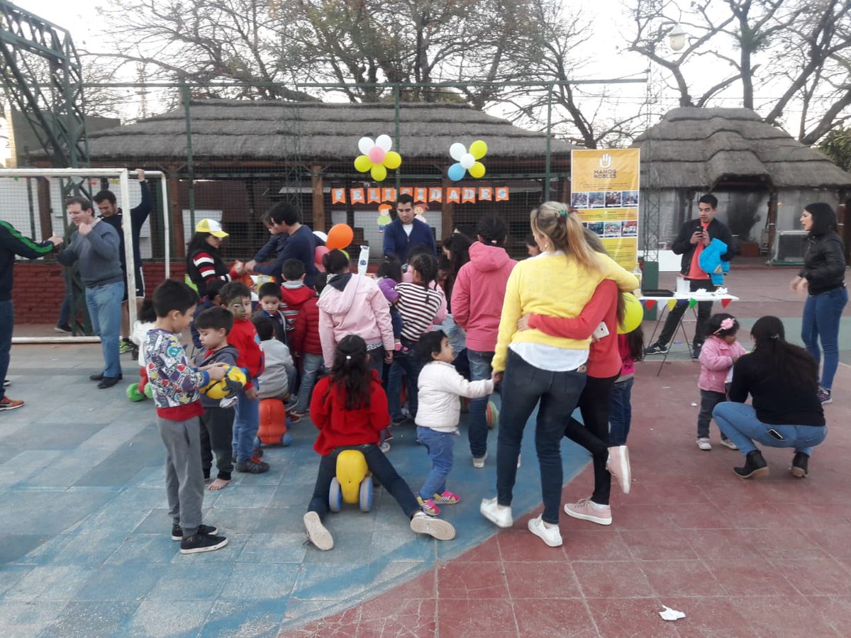 Manosnobles's tweet photo. La Fundación Manos Nobles festejo el dia del niño junto al Hogar Tía Amanda. Lo mas importante de la tarde es que disfrutamos junto a los niños de mucha contencion y cariño. Gracias @previsora_p por el transporte y al @ctestennisclub por brindarnos su espacio. https://t.co/Kzz76UcQi3