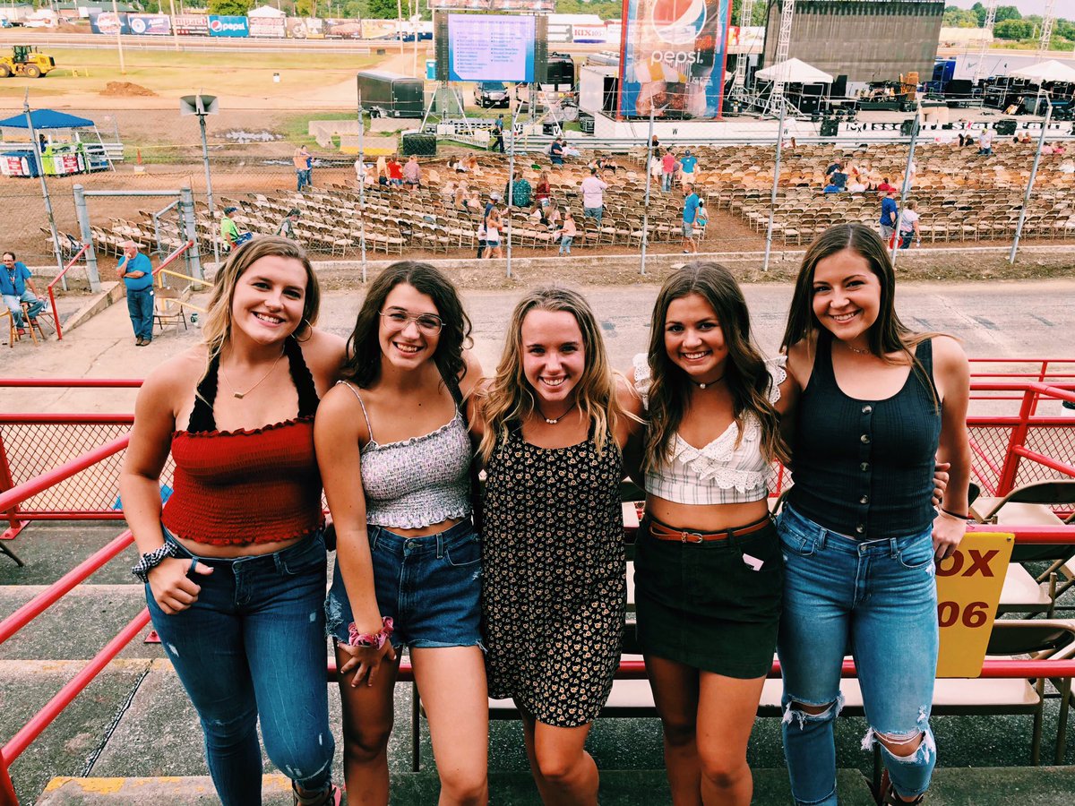 hallekin42's tweet photo. five girls worried about nothing but having a damn good time !! #hellamood https://t.co/YaBLBHrze1