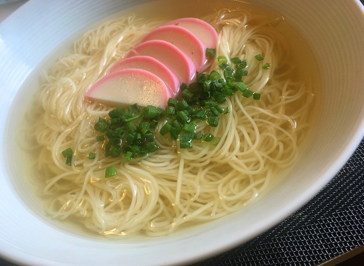 リュウジ 料理のおにいさんバズレシピ ちょっと涼しくなってきたので奈良発祥のお馴染み にゅうめん 僕のにゅうめん は水300ccに対し白だし大さじ2入れ沸かしたスープに100gの固め茹での素麺 具はかまぼこと小葱のみ 最初はそうめんの味を堪能し 途中で