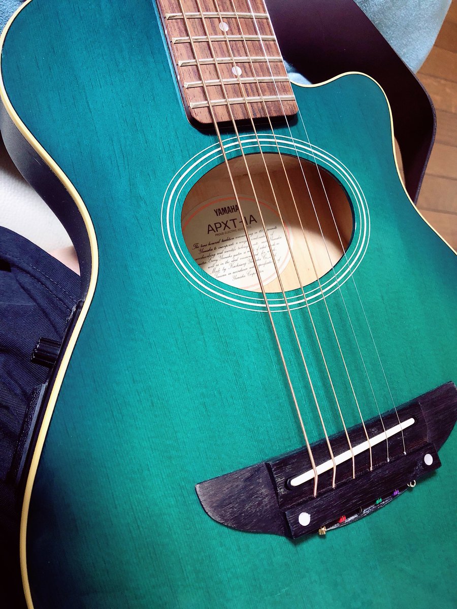 Chiiii_oto's tweet image. はい。昔、楽器屋でバイトしていた時、カラーに一目惚れして毎日眺めながら「売れないで！」と願い、迷った挙句購入したギター。。

弾けないんですけどね(´･Д･)」

 #ギター
#YAMAHA
#APXT 
 #ストラップだけ何故かTakamine