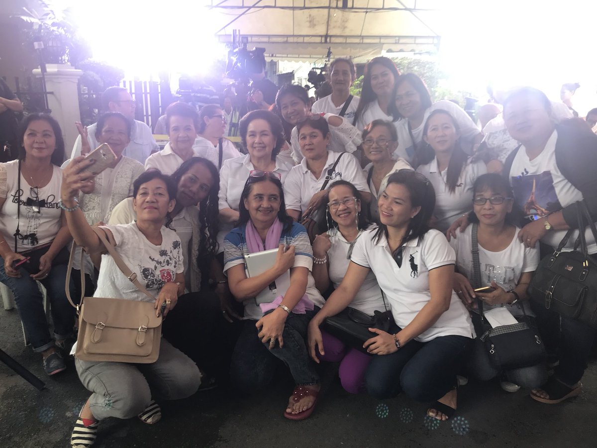 cmirandaINQ's tweet photo. LOOK: Susan Roces, supporters celebrate FPJ’s 79th birth anniversary at the Manila North Cemetery, Aug 20. @inquirerdotnet https://t.co/T4dWBmZzEs