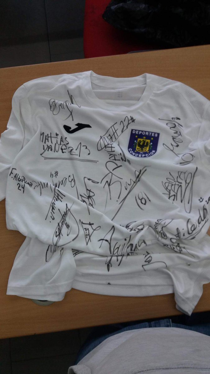 galovargastvu's tweet photo. Un amigo perdió a su sobrino de 7 años, por un cáncer 😔 Para ayudar a la familia con algunos gastos, está rifando esta polera del Conce autografiada por plantel. Quiere vender 100 números. Ojalá lo puedan ayudar. Se llama Manuel y su número es +56966974872 
#QEPDNicolás 👼⚽️ https://t.co/0RhysXEvv4