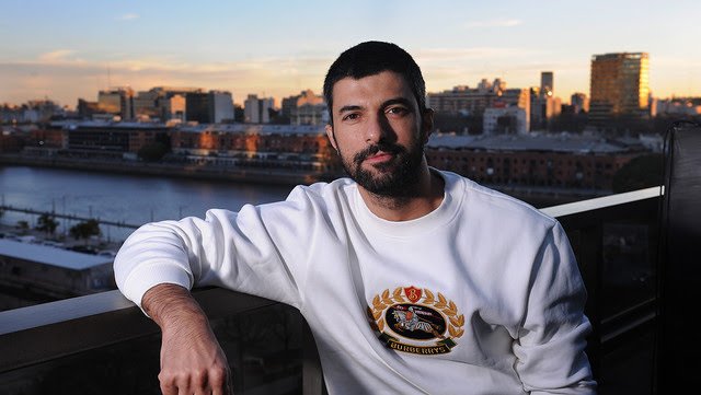 EnginAkyurek_Pe's tweet photo. #EnginAkyürek 
#EnginAkyürekEnArgentina 
#EnginLatamVisit 
Créditos: Diario El Clarín 
#LegiónAkyürekPerú https://t.co/T2kmwlHNxv
