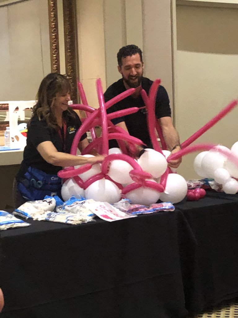 Headwellred's tweet photo. Ozjam balloon convention in Sydney, how amazing is this industry learning lots, loving life #balloonbusiness       #airportstamford #sydney #ozjam #balloons #balloonjam #convention #groovyballoonsandentertainment https://t.co/HjAdXLjOd1