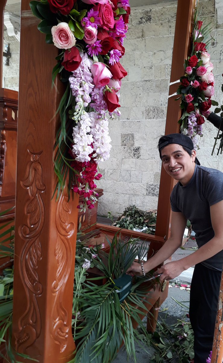 viviarmijosc's tweet photo. Con fe, agradecimiento y amor. Trabajan ultimando detalles para recibir a la #VirgenDeElCisne este #20DeAgosto en #Loja. #LuzYVidaInforma @radioluzyvidaec @germaniaquezada @geovannyps23 @ximealito @AndreLeonGz @LetiCueva https://t.co/Sh4i5T3kdD