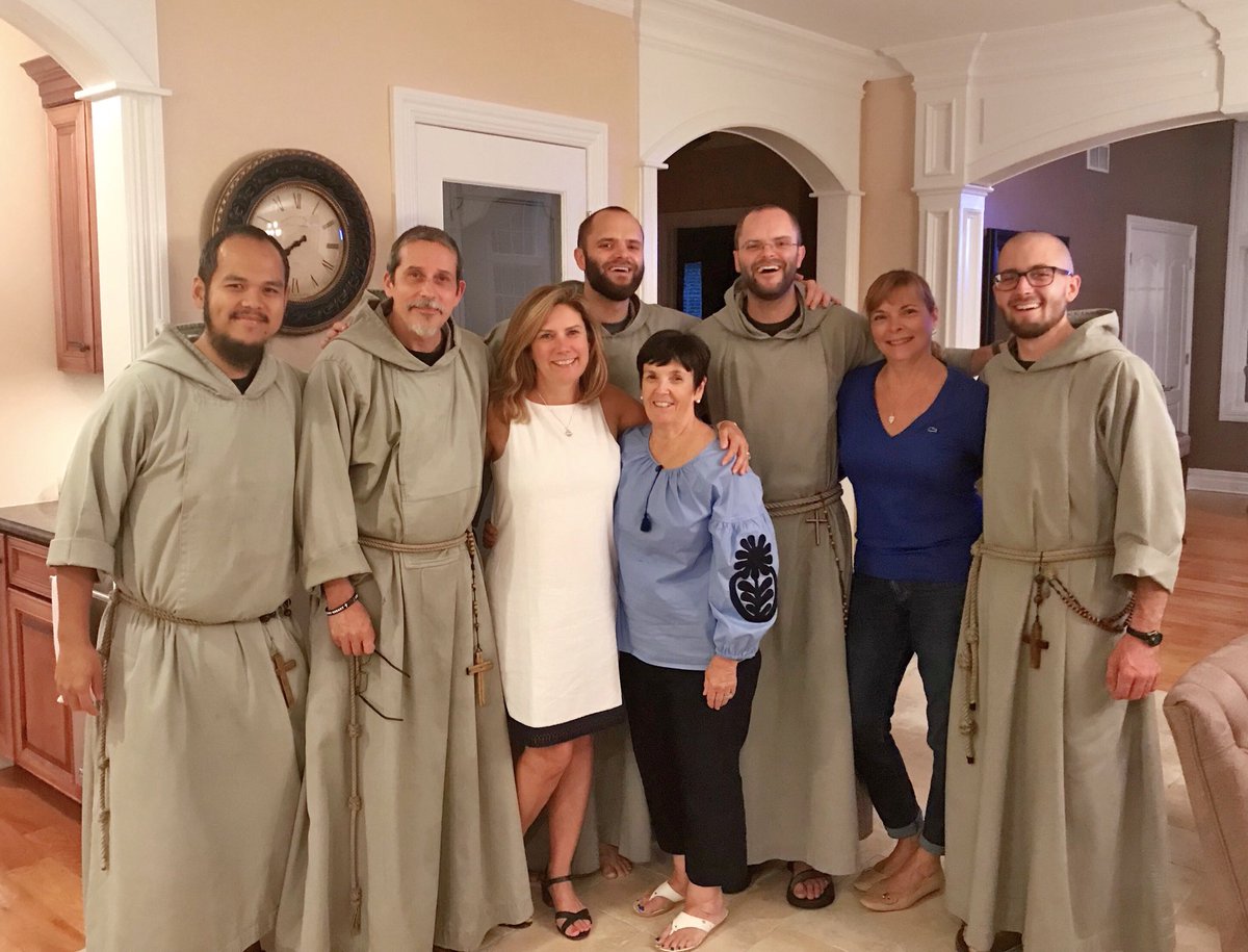 tish1219's tweet photo. A blessed night with some wonderful friends #goodpriests @mrskathleenmays @cphall3 @CFR_Franciscans ❤️🙏💙 https://t.co/wTC1BAdAOD